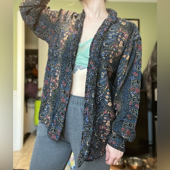 🎄$5🎄 Paisley Print Button Down - Picture 3 of 5